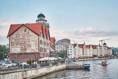 Pregolya nehrindeki Rybnaya Derevnya turizm bölgesi. Modern nehir kenarı kompleksi.