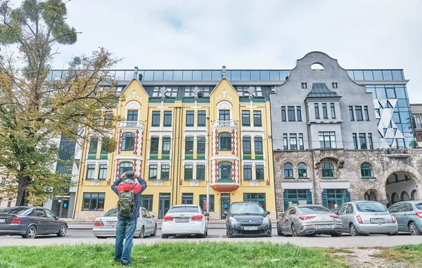 Turista masculino tomando fotos del edificio histórico reconstruido de la Farmacia Kreuz. — Foto de Stock