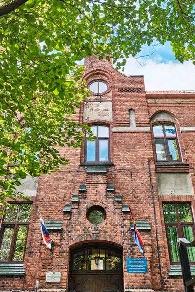 Entrada al edificio de finales del siglo XIX. Escuela pública para niñas con nombre de I. Ambrosius. — Foto de Stock