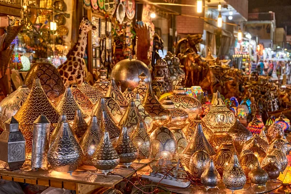 Metalen elektrische geperforeerde lichtgevende lampen als toeristische souvenirs op de nacht straat markt. — Stockfoto