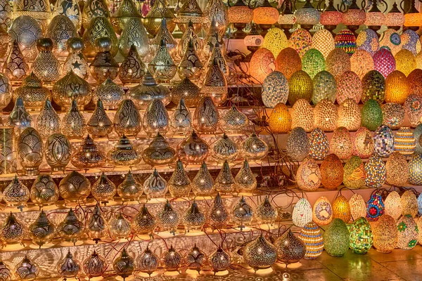 Lámparas perforadas metálicas luminosas eléctricas de estilo oriental y lámparas de mosaico coloridas — Foto de Stock