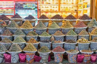 Çay yapmak için böğürtlen, kuru meyve karışımları, gece pazarında sepetlerde doğu baharatları..