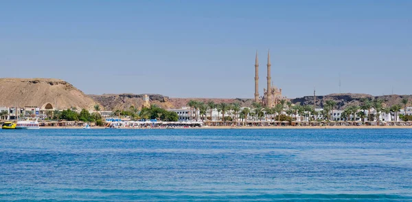Kızıl Deniz 'den Sharm El Maya Sahili' ne ve El Sahaba Camii 'ne. Sharm El Sheikh, Mısır