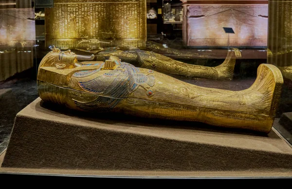 Nachbau des goldenen Sarkophags des Pharaos Tutanchamun zum Schutz der Mumie des Pharaos. Stockbild