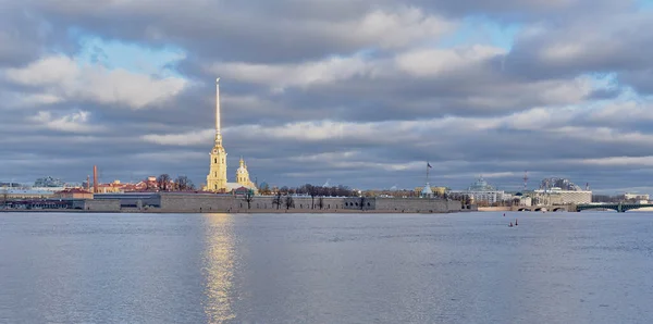 Paisaje urbano de San Petersburgo, Rusia. Vista de la Catedral y fortaleza de Pedro y Pablo, río Neva. — Foto de Stock