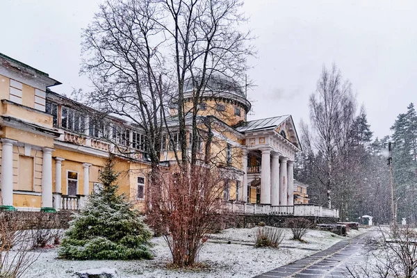 Manor in style of classicism, 19th century. Late autumn landscape with first snowfall. — Stock fotografie