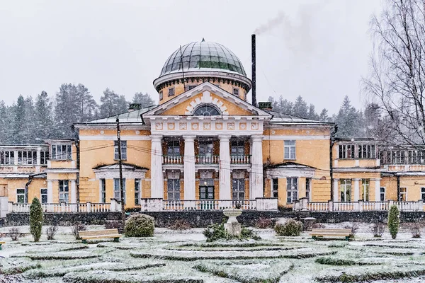 Vesnické sídlo ve stylu klasicismu, 19. století. Pozdní podzimní krajina s prvním sněžením. — Stock fotografie