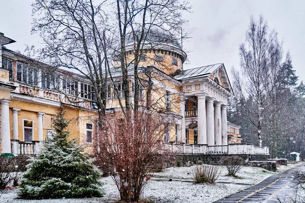 Estate in style of classicism, 19th century. Atumn landscape with first snowfall. — Photo