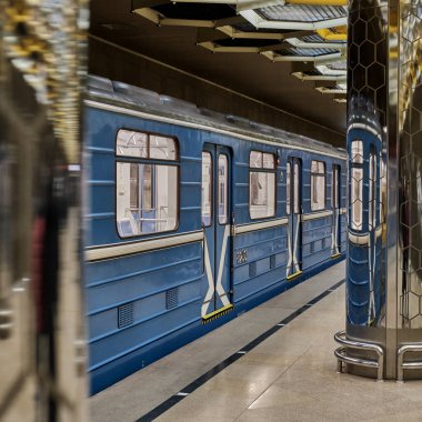 Yekaterinburg, Rusya - 31 Aralık 2021: Yeraltı metro istasyonunda duran tren vagonu. Taşıma kavramı
