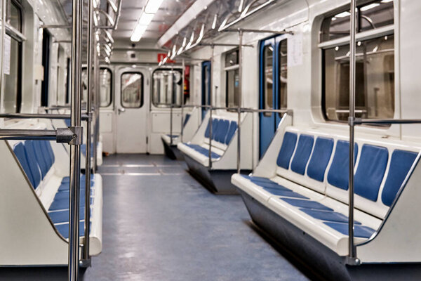 Екатеринбург, Россия - 31 декабря 2021 года: Интерьер подземного вагона метро. Концепция транспорта