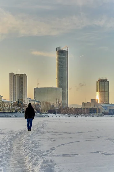 Ekaterimburgo Rusia Enero 2022 Paisaje Urbano Invierno Hombre Que Camina — Foto de Stock