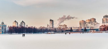 Yekaterinburg, Rusya - 22 Ocak 2022. Kış şehri manzarası. Kar, konut binaları, Kosmos sineması ve Dinamo Stadyumu 'ndaki konser salonunun buzdan manzarası. Pankart