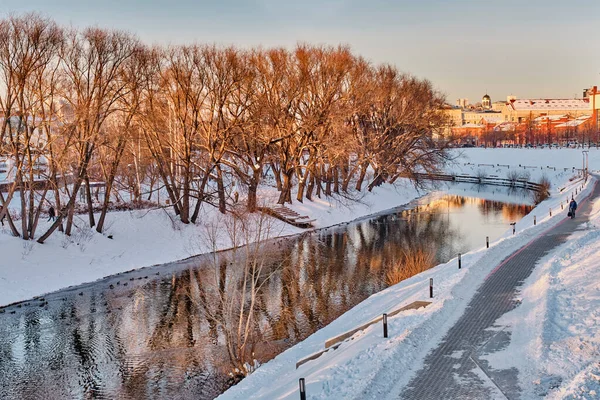 Yekaterinburg şehrinin kış şehri, güneş batarken, Rusya. Irmağı, seti ben kurdum. Boşluğu kopyala