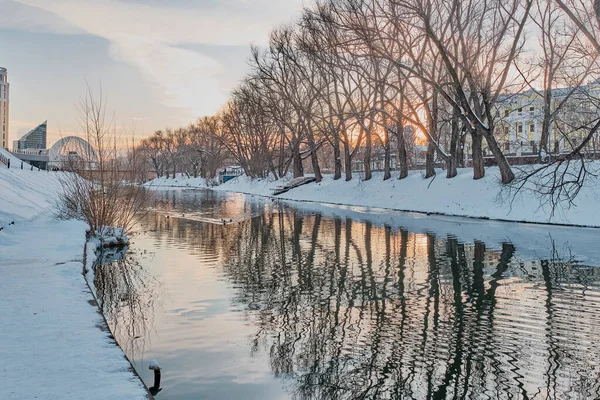 Zimní Krajina Města Jekatěrinburg Při Západu Slunce Rusko Řeka Nábřeží — Stock fotografie