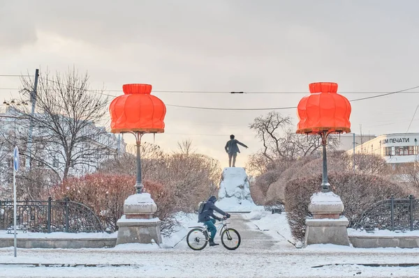 Winterliche Stadtlandschaft von Jekaterinburg, Russland. Zwei gemütliche orangefarbene Lampenschirme auf Laternen in der Stadtgasse — Stockfoto