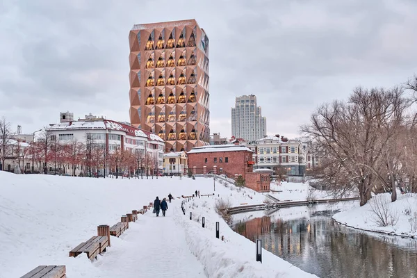 Zimní město Jekatěrinburg, Rusko. Nábřeží řeky Iset. Moderní a stará architektura. — Stock fotografie