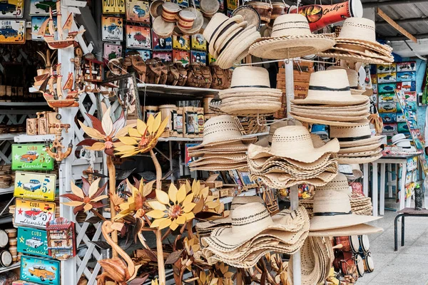 Souvenir cubani per turisti: artigianato in legno fatto a mano, cappelli di paglia, tavolette di ferro con auto retrò. — Foto Stock