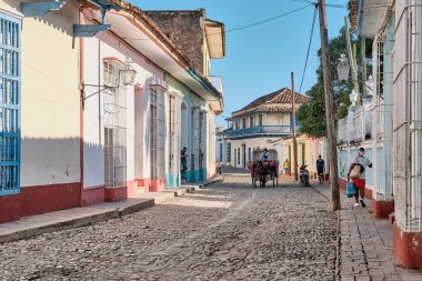 Trinidad, Küba 'daki eski kaldırımlı sokak, sömürge tarzında. Atla çizilmiş ulaşım.