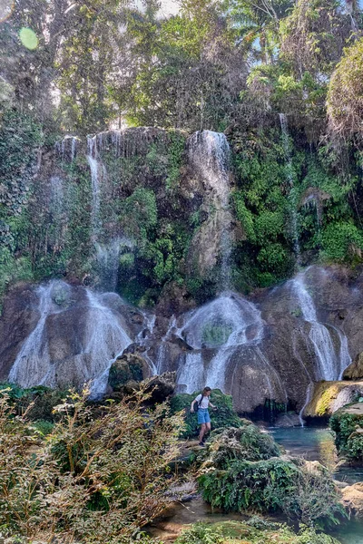Водопад Эль-Ничо на реке Ханабанилла в природном национальном парке, Сьенфуэгос, Куба — стоковое фото