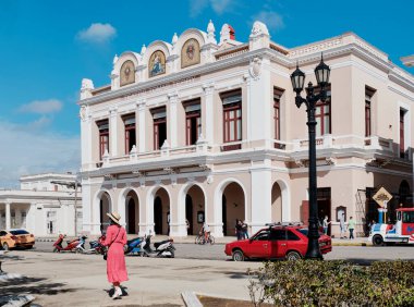 Küba 'nın Cienfuegos şehrinin merkezindeki Thomas Terry Tiyatrosu' nun zarif bir seçmeli binası.