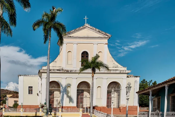 Церква Святої Трійці XIX століття на головній площі міста Тринідаду, Куба.. Стокове Фото