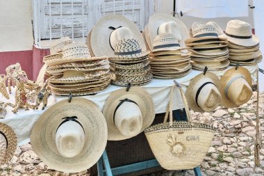 Turistler için hediyelik eşyalar: Trinidad, Küba 'da sokak pazarında yapılan hasır şapkalar, çantalar, oyuncaklar.