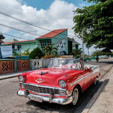 Kırmızı ve beyaz retro 1957 Chevrolet araba tatil köyü Varadero, Küba 'da.