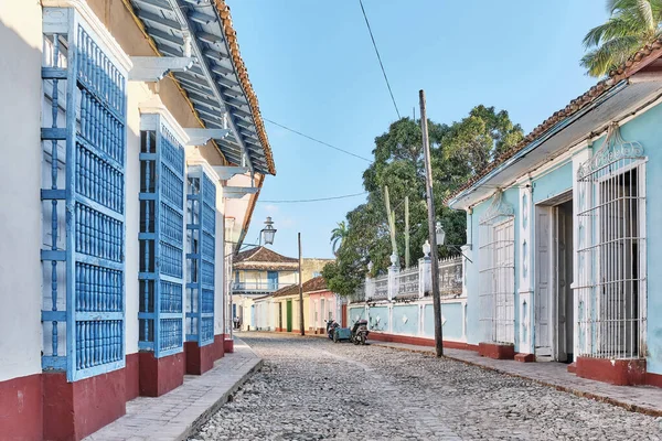 色の建物と石畳の通り、植民地時代の旧市街トリニダード、キューバの木製の窓バー — ストック写真