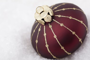 Noel süsler karlı zemin üzerine