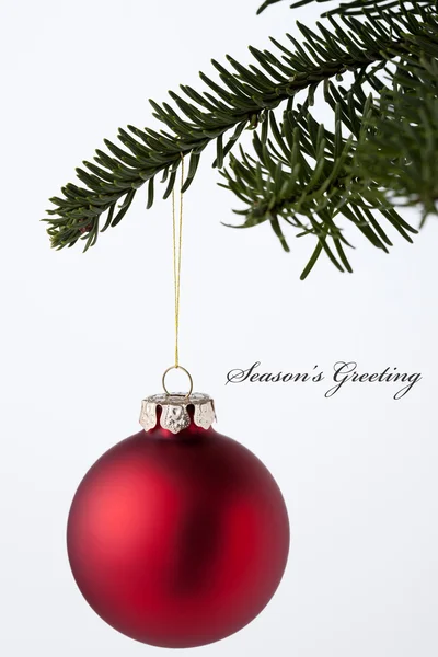 Kerstversiering hangend aan boom met 'seizoensgroet' — Stockfoto