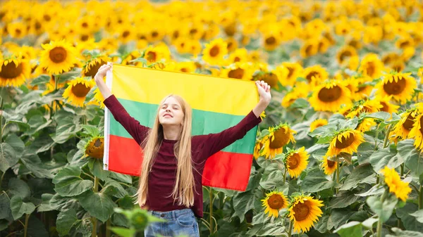 Flicka Som Håller Litauens Flagga Ett Solrosfält Litauiska Flaggdagen Självständighetsdagen — Stockfoto