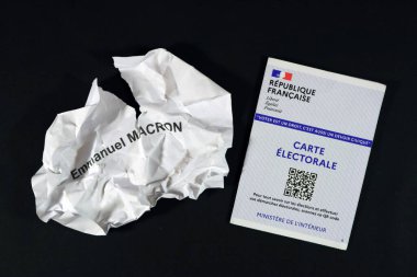 Seçmen kartı ve Macron 'un ezildiği oy pusulası yırtılmış. 2022 oy.