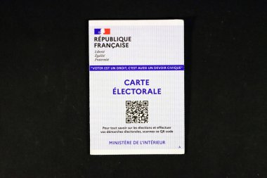 Fransız seçmen kartı, siyah arka plan, fotoğrafçılık.