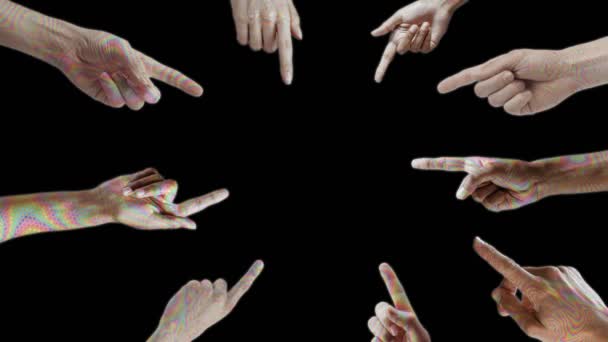 Рух Рук Показують Щось Центрі Зображення Різні Різнокольорові Руки Чорний — стокове відео