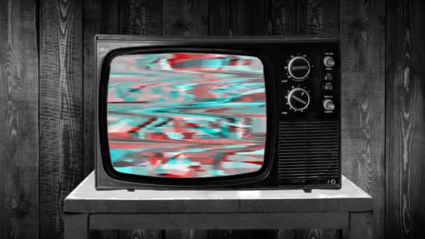 放大然后固定镜头在静态电视上 红色蓝色损害 坏的接收屏幕 静态电视 — 图库视频影像