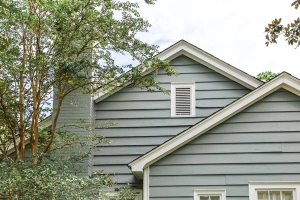 Η πλαϊνή άποψη ενός μπλε μικρό εξοχικό σπίτι στυλ — Φωτογραφία Αρχείου