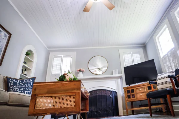 Чистая классическая светлая гостиная с небольшой камерой в краткосрочной аренде — стоковое фото