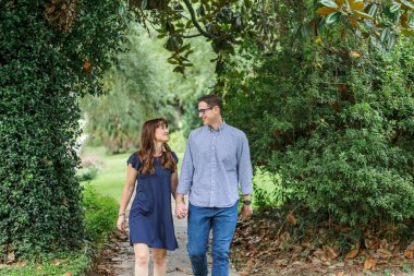 40 'lı yaşlarda bir çift yazın dışarıdaki kaldırımda yürüyüşe çıkıyorlar.