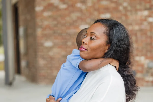 Красивая афро-американская мама обнимает своего дошкольника — стоковое фото