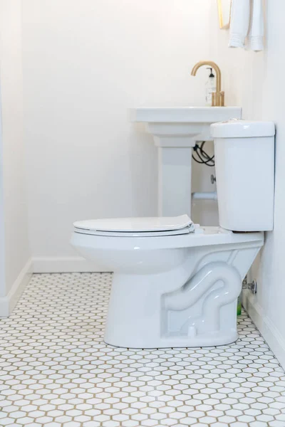 Маленький Белый Туалет Раковина — стоковое фото