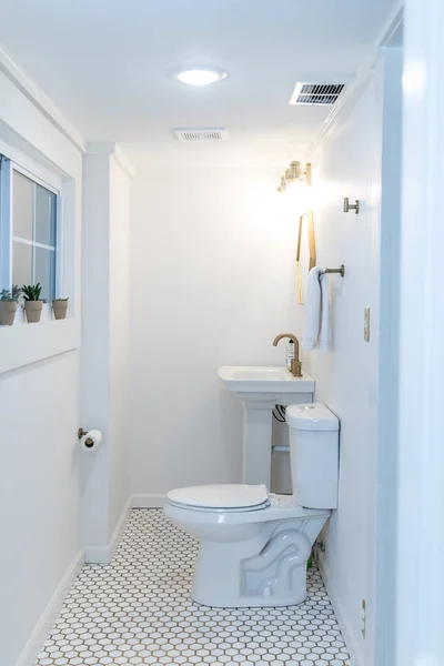 Eine kleine Toilette und ein Waschbecken — Stockfoto