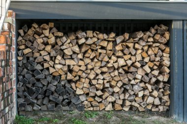 Bir evin temelinde kış soğuğu için odun kesmek için büyük bir açıklık var.