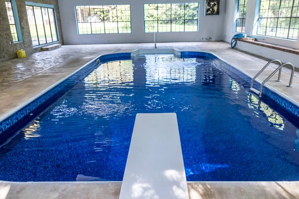 Grande piscina interior com muita luz natural de grandes janelas em um átrio — Fotografia de Stock