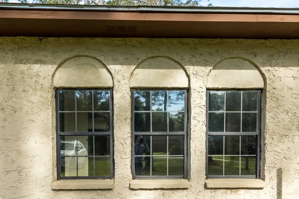 La vista lateral de una villa de estilo rancho marrón de los años 70 casa de bloques de ceniza de estuco con arcos arquitectónicos y ventanas originales de aluminio negro — Foto de Stock