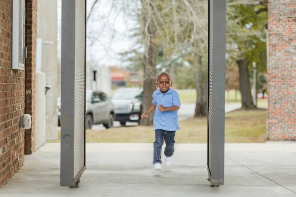 Милый маленький мальчик бегает и играет на улице — стоковое фото