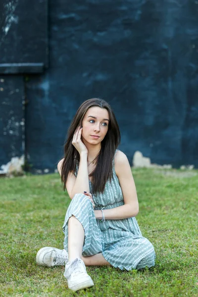 Eine schöne brünette Teenagerin mit ernstem Blick und wegschauendem Blick — Stockfoto