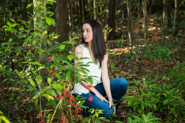Krásné vážné teen brunetka dívka dívá pryč od kamery do budoucnosti v zalesněné oblasti na jaře — Stock fotografie
