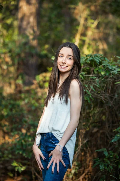 Une belle adolescente brune heureuse en plein air dans une zone boisée au printemps — Photo