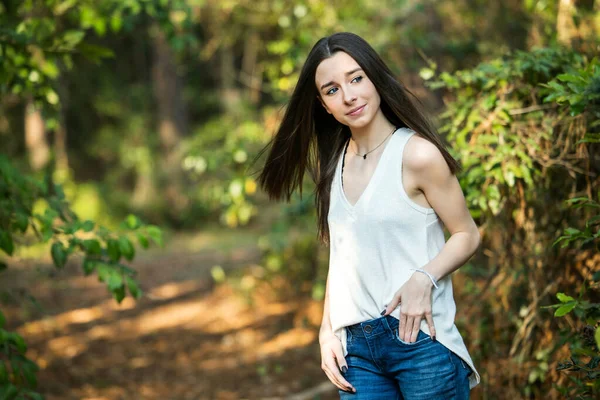 A beautiful serious teen brunette girl looking away from the camera — Stockfoto