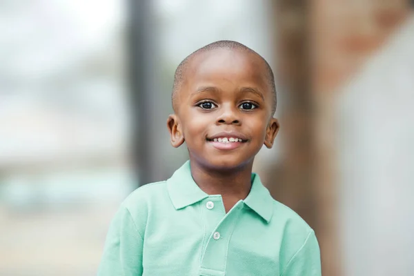 Милый мальчик дошкольного возраста в зеленой рубашке с копировальным пространством — стоковое фото